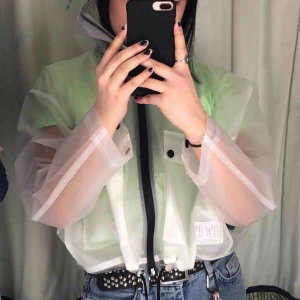  - snyggaste regnjackan från pull and bear men har använt den ca 5 gånger kanske sen jag köpte den så den måste åka🥺 frakr 79kr men vid snabb affär kan vi dela på den