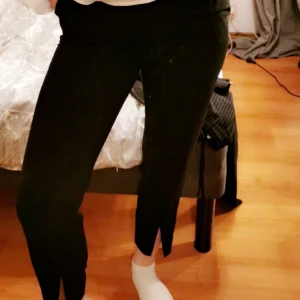 Kostymbyxor  - Enkla raka kostym byxor från GINA. Knappt använda, storlek 36. 150 kr inklusive frakt.