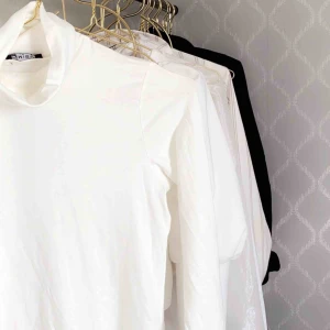  - Vit polotröja från New Yorker! Aldrig använd, endast testad! Storlek S men väldigt stretchig så passar även XS och M. Uppskattar snabb affär. Frakt tillkommer!