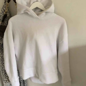  - As skön o snygg hoodie från zara. Använd 1 gång. Den har lite smink på sig som man kan se på bilden men det går säkert bort i tvätten. Det är inget som  syns alls när den sitter på. 