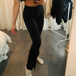  - fin kostymbyxa med slits! Från nelly❣️ knappt använd, köparen står för frakten!