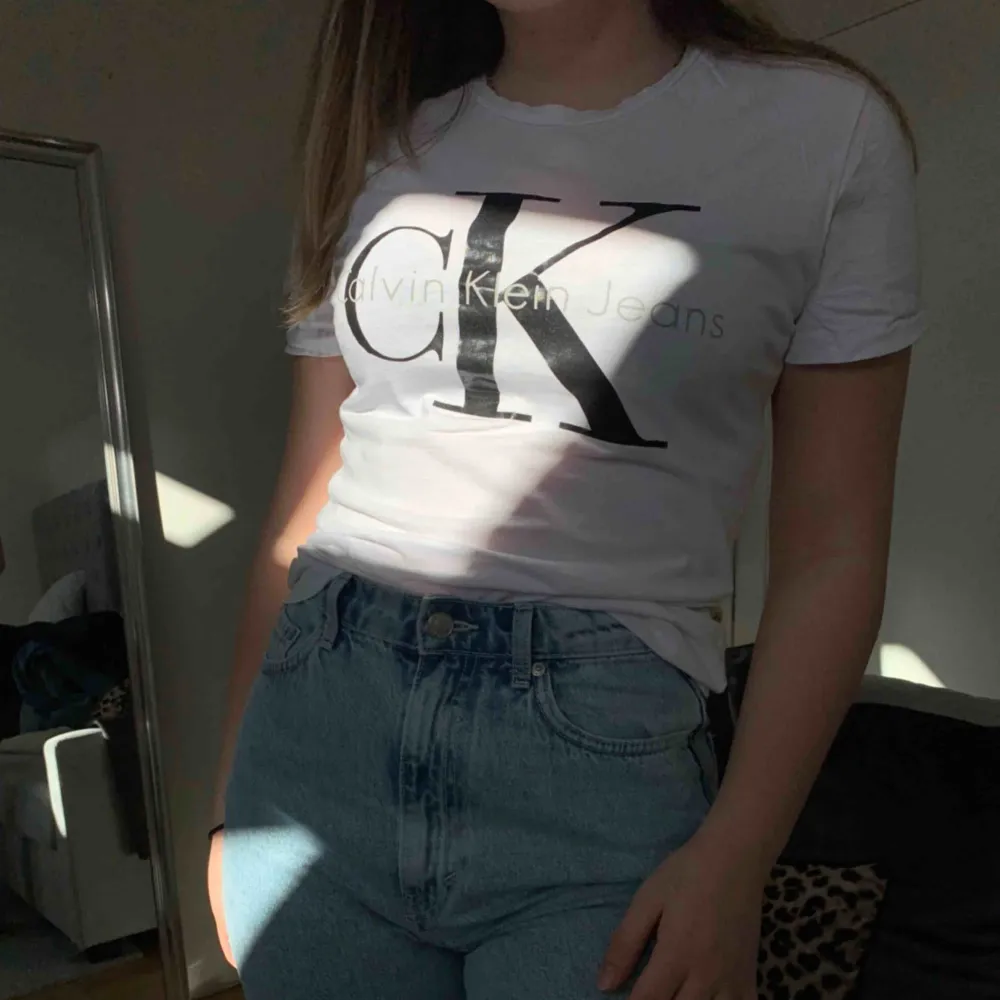 Nästan oanvänd Calvin Klein t-shirt🤩  . T-shirts.