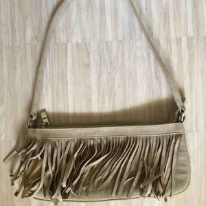  - Retro väska med fransar i mocka 🌸 jättefint skick!