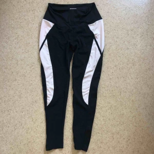  - Snygga träningsbyxor med ljusrosa längder vid sidorna. Inköpta på Hunkymuller. Endast använd 2 gånger. Frakt 39 kr🌿