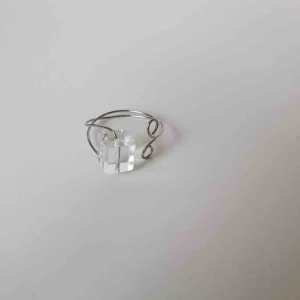  - Söt ring 💕 OBS! Vi kan ej garantera vilket material smycket är gjort i. Frakt ingår inte i priset. Om du vill köpa till en papperslåda vi har tillverkat själva tillkommer en extra kostnad på 15kr ✨