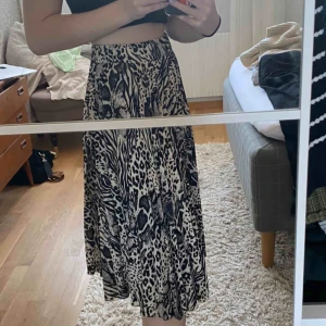  - Låmgkjol i blandat djurmönster. Perfekt längd, inte för lång men inte för kort. Fint skick, som nytt!!  