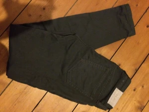  - IRO jeans, smal, stuprörsmodell, låg midja. Knappt använda p g a fel storlek. Köpta jan.2015.
Färg: mörkgrå.

