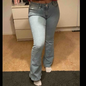  - Ljusblåa bootcut jeans från mango, använda 1 gång! Ett hål vid ena skärp fästet som jag sytt ihop syns ej. Org pris 500kr (går lägst till 150kr+frakt). Jag är 167 och benen är långa på mig men funkar bra när jag har skor🥰 Frakt ingår ej i priset.