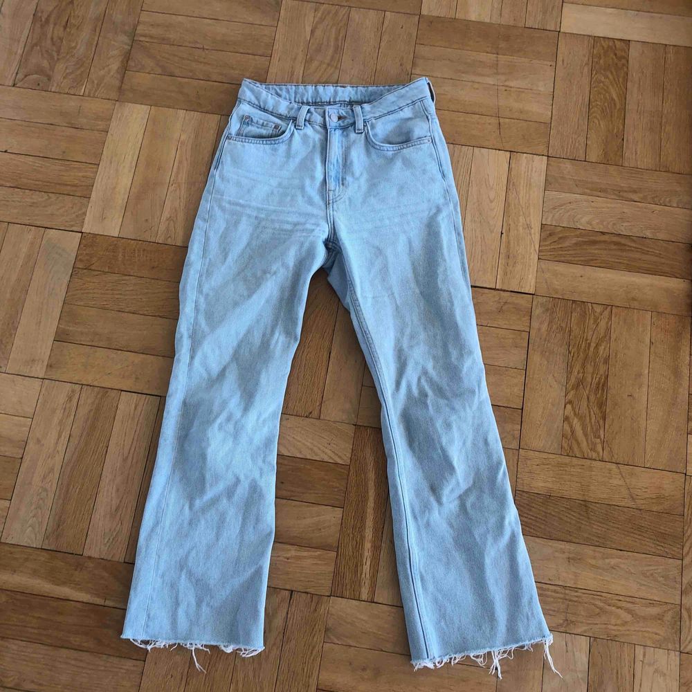 Jeans från weekday i modell mile, säljes pga fel storlek. . Jeans & Byxor.