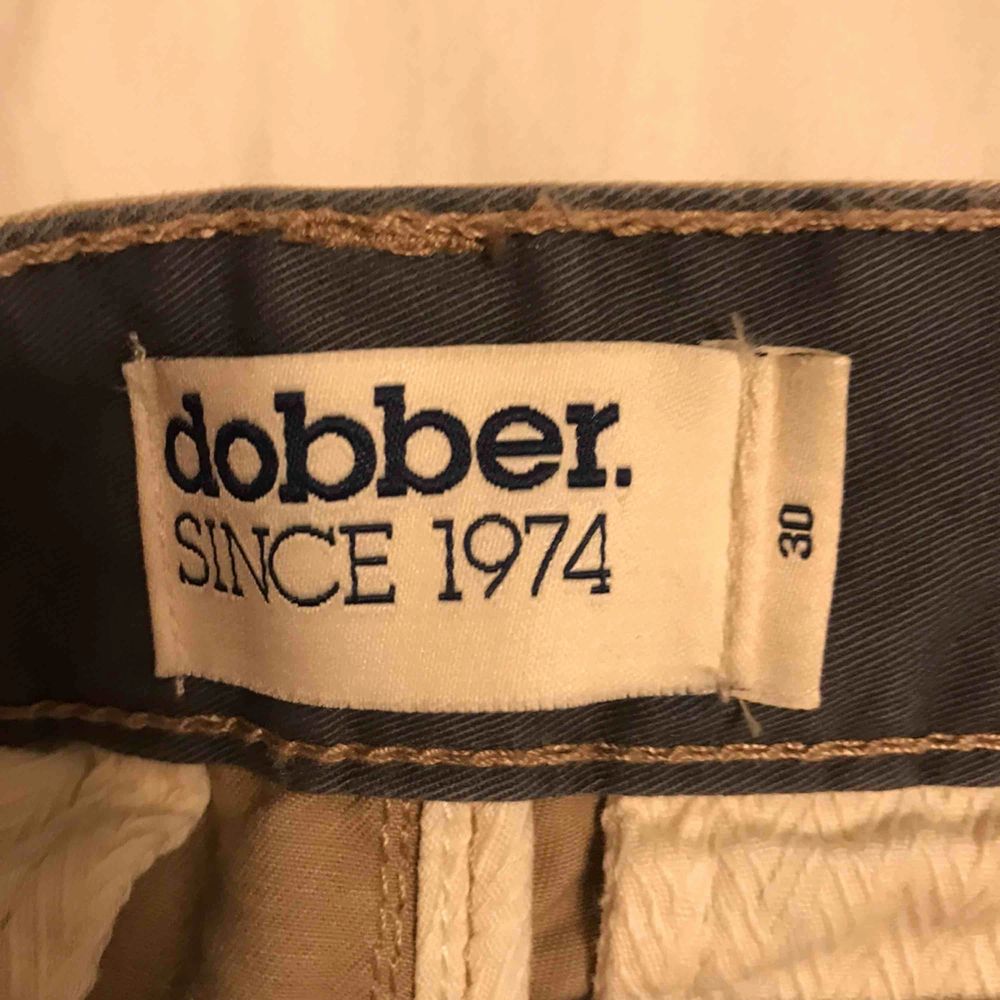 Snygga beigea från Dobber. Storleken är 30 och fraktkostnad tillkommer.. Jeans & Byxor.