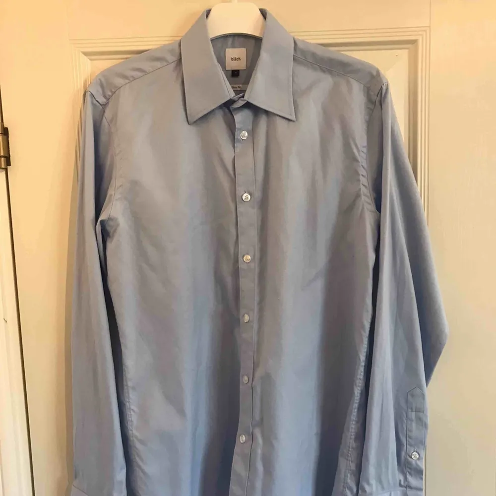 Snygg blå skjorta från Bläck. Tvättas i 40. Storleken är Small. Fraktkostnad tillkommer.. Skjortor.