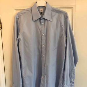 Snygg blå skjorta från Bläck. Tvättas i 40. Storleken är Small. Fraktkostnad tillkommer.