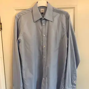 Snygg blå skjorta från Bläck. Tvättas i 40. Storleken är Small. Fraktkostnad tillkommer.