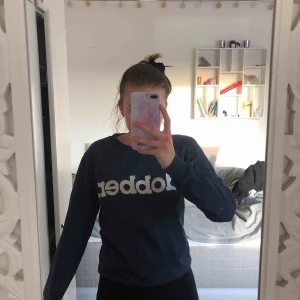  - Mörkblå sweatshirt från Dobber i storlek S. Jättebra passform och i väldigt bra skick, använd bara några gånger.  