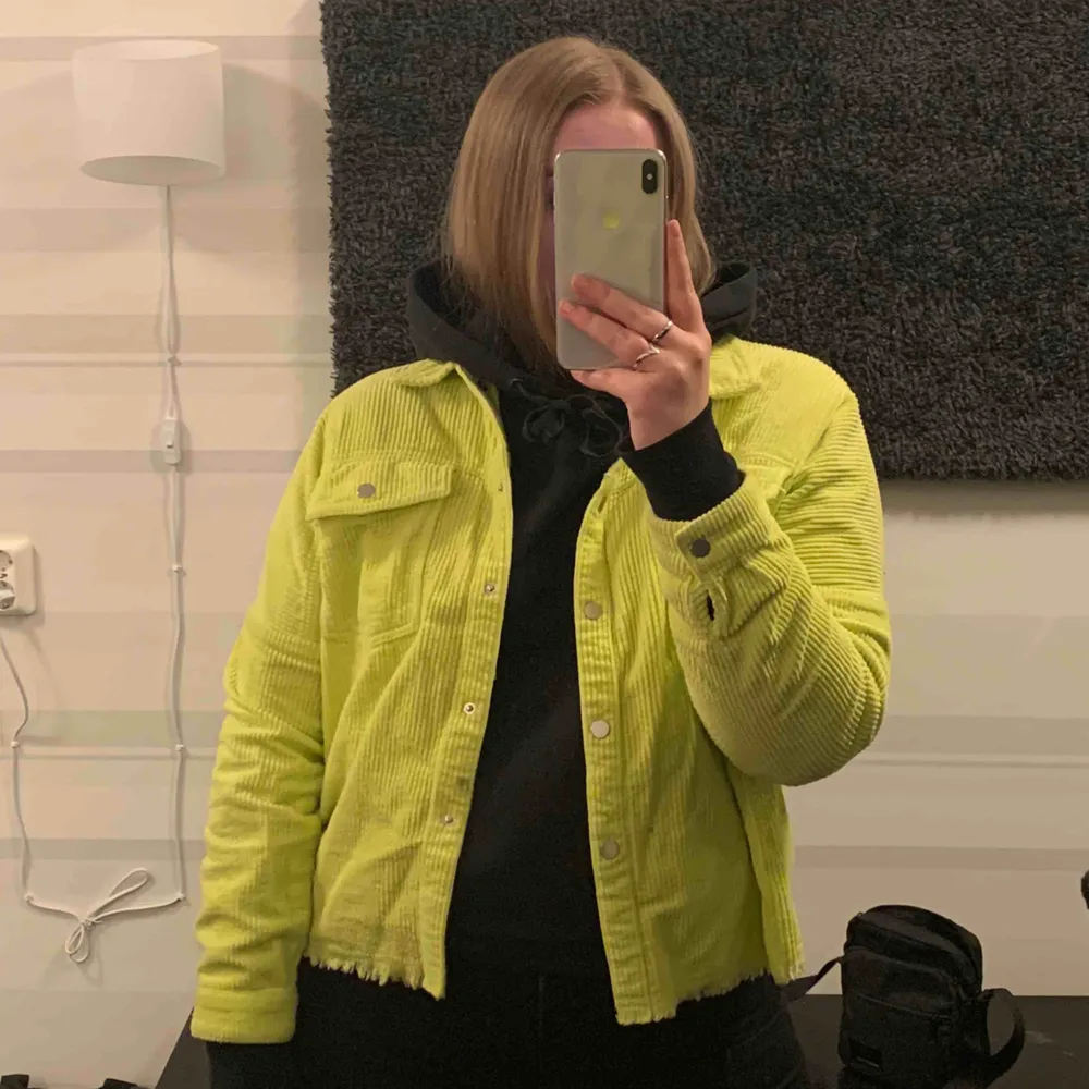 En jacka i neon från Zara. Knappt använd.. Jackor.