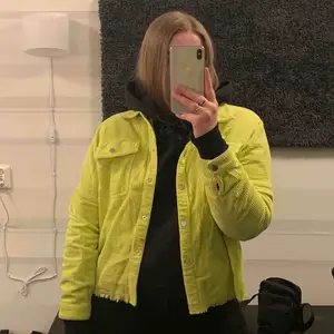 En jacka i neon från Zara. Knappt använd.