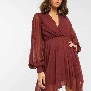  - Brand new, worn once for Christmas. It’s a size 42 but im broad shouldered so to me it felt a bit toght? So i would think it would fit perfectly for a size 40. 