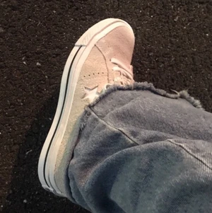 Converse one star  - Säljer mina Converse one star i storlek 37, endast använda 2 gånger alltså nästintill nyskick 🥰 Nypris 850kr,  buda från 550kr 