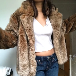 drain  - brun pälsjacka köpt på plick men känner att jag aldrig kommer använda den så säljer vidare. så fin å mysig tho💞 möts helt upp eller så står köparen för frakt 