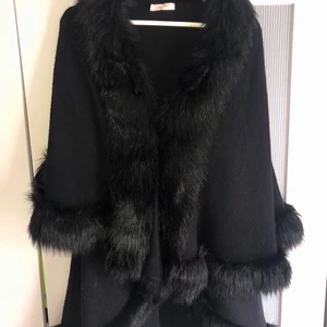 Svart poncho - Fin cape/ poncho från yu and me, aldrig använd i strl xs/s i fake päls