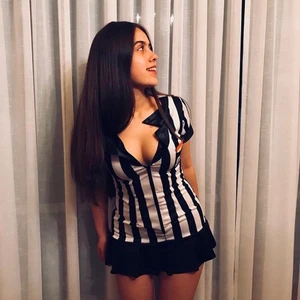 Domare kostym  - Hej! Jag säljer min jättefin och mysig domare kostym⚽️ som jag använde en gång :) ✨detta är som ny ❤️  passar till storlek XS-S 🖤  perfek för Halloween 🎃 mitt precis är 250kr+ frakt men ni kan buda på kommentarer⚽️🔥