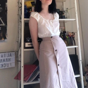 Midikjol strl s - Inte använd mer än 4 gånger och från 2018. Dragkedja baktill. För mer info så är det bara att meddela :)