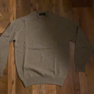 Wolsey lammullströja i kanonskick. Strl 38/48står det. Men herrstrl 48 - En Wolsey lammullströja i kanonskick. Mått armhåla till under armhåla 48 cm. Mått under ärmhålen och ner 43 cm. Snygg beige färg!