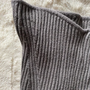 Ribbstickad bandeu - Grå ribbstickad bandeu med v-ringning. Jag är 174 cm. 💕FRAKT INGÅR💕