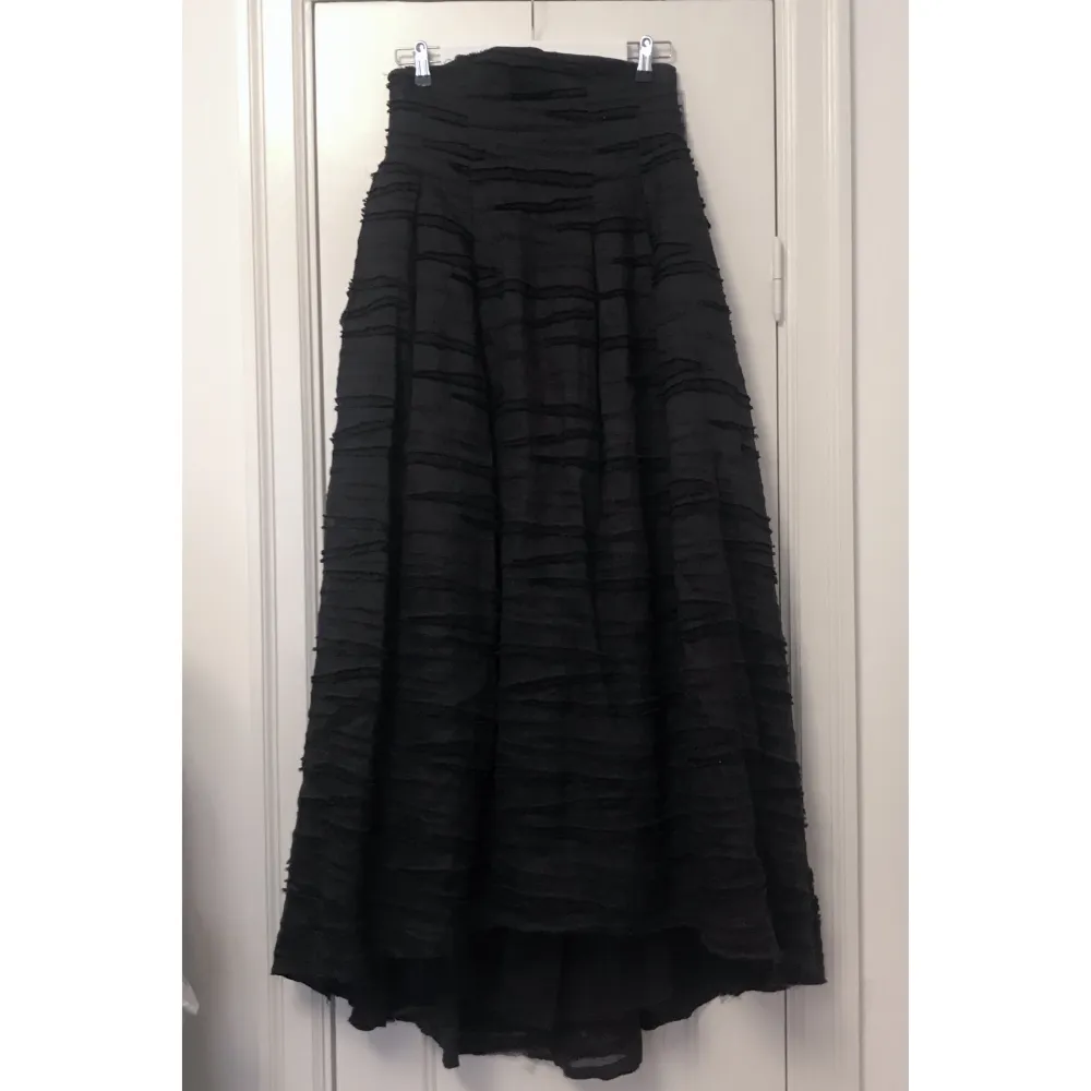 Beautiful long skirt in silk-linen jacquard weave with cotton and tulle lining, size 38. The skirt has a high waist at front and slightly lower at back with a concealed zip, also pleats at top and side pockets. Only worn once, so in perfect condition! ❤️. Klänningar.