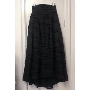 H&M Conscious Exclusive Skirt - Beautiful long skirt in silk-linen jacquard weave with cotton and tulle lining, size 38. The skirt has a high waist at front and slightly lower at back with a concealed zip, also pleats at top and side pockets. Only worn once, so in perfect condition! ❤️