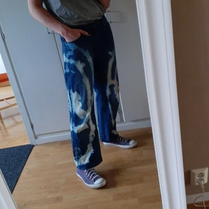 Bleach dyed jeans  - Halloj säljer ett par jeans jag blekt själv som jag tröttnat på, sparsamt använda:)