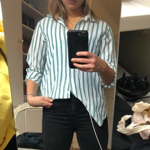 Grön och vit randig skjorta - Jättesnygg Grön och vit randig Skjorta från HM. Köpt för 150 kr säljer för 40 kr. 