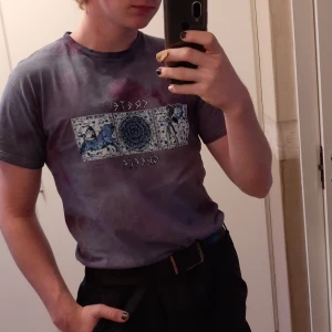 Tie-dye t-shirt  - Halloj säljer en t-shirt jag färgat hemma som jag inte vart helt nöjd med men någon annan kanske gillar den:)