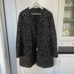 Jättefin kappa från SAND Copenhagen i leopardliknande mönster. 50% ull. Bara använd ett fåtal ggr så i perfekt skick! Storlek 40. 
