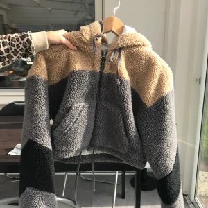 Teddyjacka - En jättegullig jacka från hollister! Köpt i Frankrike för ca ett år sedan men har mest legat hemma😞 köpt för ca 400kr❤️