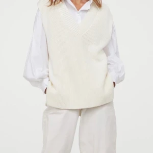 H&M knitted vest  - Size M. Only worn a few times. Ribbstickad slippover/ väst