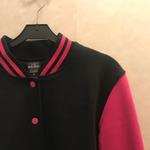 Cool tröja - Cool tröja/tunn jacka i storlek XL (sitter snyggt som oversized på S🖤💗 160kr