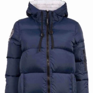  - Marinblå d brand jacka köpt för några år sedan men i perfekt skick. 