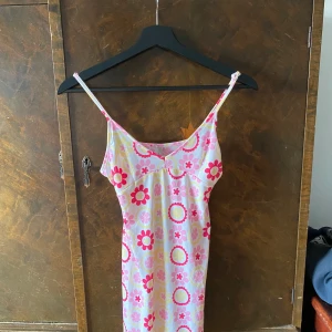 Klänning Lindex - **GRATIS FRAKT** Lindex klänning strl. XS. Köpt på Sellpy o lappen är kvar.