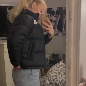 North Face jacka  - Hejsan! Säljer nu denna supersnygga jackan från The North Face i storlek M. Jackan är i mycket bra skick!! Köpte nyligen den för 2000kr, men säljer den då den tyvärr var lite för kort i armarna. Skulle säga att den nog passar någon runt 160-165!! Annars skit bra i storleken!  Köparen betalar frakten ❤️  om flera är intresserade blir det budgivning 🦋 säljer direkt för 2000 vid snabb affär ❤️