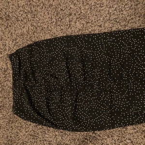 Långkjol - Tight prickig långkjol. Slutar precis under knäna, jag är 170 cm lång. 