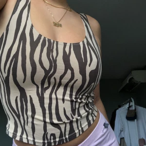 Linne - Skit snyggt linne som tyvärr aldrig kommer till användning. Hade tagit bort lappen så vet inte om det är en stolek xs eller s.