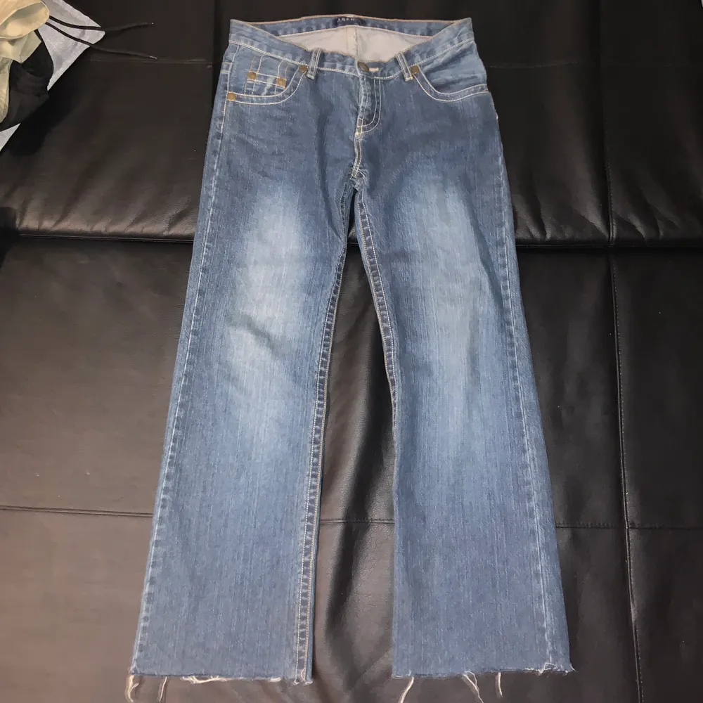 Feta jeans klippta för att passa mig bättre, de är bootcut men nästan åt straigh-hållet, de är väldigt baggy och i storlek 40 . Jeans & Byxor.