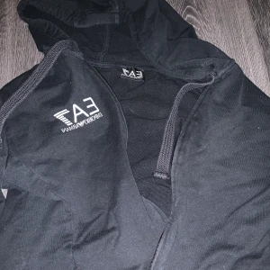 Armani kofta , st M - Väldigt fin Armani Ea7 kofta i st M, lite sliten men annars bra skick.