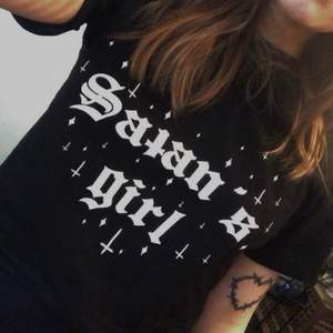 INTRESSEKOLL! Säljer min tröja från Dolls kill med texten ”satan’s girl” vid ett bra bud! Skriv till mig om ni är intresserade 🥰