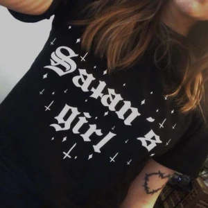 Satans girl - INTRESSEKOLL! Säljer min tröja från Dolls kill med texten ”satan’s girl” vid ett bra bud! Skriv till mig om ni är intresserade 🥰