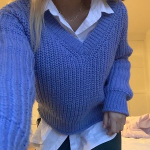 Stickad v-ringad tröja - As snygg blå stickad tröja med v-ringning. Knappt använt så skicket är som nytt. Storlek XS men sitter som en S. Frakt tillkommer💓 buda på! Högsta bud 210+frakt 