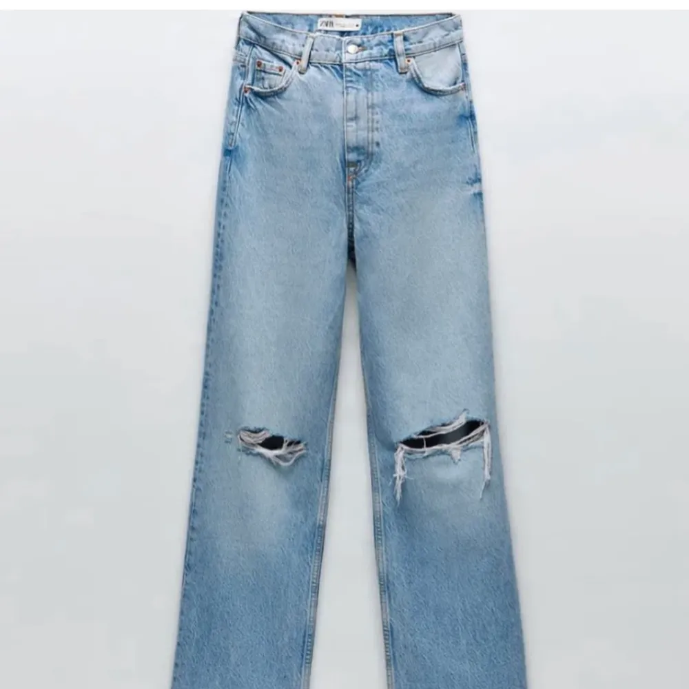 Säljer mina snygg Zara byxor i storlek 36. Jag är 175 och de passar 💜 Kommer starta budgivning om många är intresserade! . Jeans & Byxor.