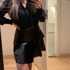 Skinnkjol! - Säljer min fina fina skinnjkol i storlek 38 men sitter som en SMÄCK så inga problem för 36 heller!!🦆🦆köpt för 500kr och säljer för 250kr INKLUSIVE frakt (frakten är 60kr)😦😦så totalt 250kr totalt🌬🌬