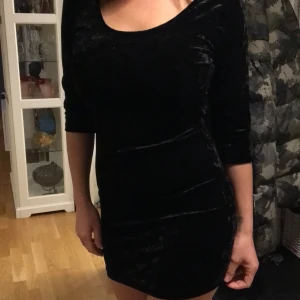 Bik bok - En jätte snygg klänning passar perfekt på en fest eller ett kalas säljer den för 80 kr fast priset kan diskuteras och kan möta upp eller leverera 